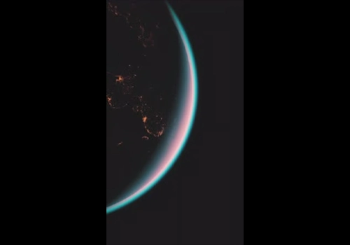 深邃太空中的地球行星表面 手机垂直板-MGJT资源